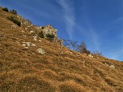 46 Spunta la rocciosa anticima con la croce